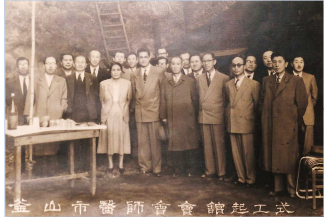 부산시의사회관 기공식에 참석한 김영소 박사 (첫줄 중앙 1955 10)