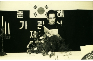 제2회 기관식에서 국민교육현장을 낭독하는 이영선 교장 (1969)