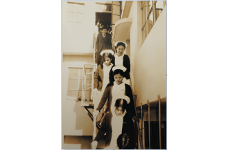 춘해병원 외부 비상계단을 이용하는 학생들 (신창동캠퍼스 1974)
