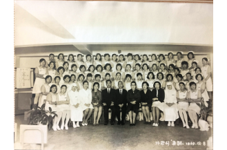 기관식 기념 촬영을 하고 있는 이영선 교장과 교수, 학생들 (1969,12,08)
