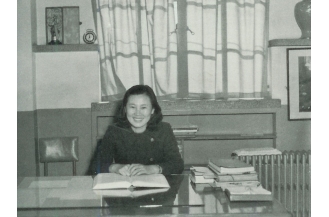교무실에서 업무를 보고 있는 이진순 교무과장 (1970년대 초반)