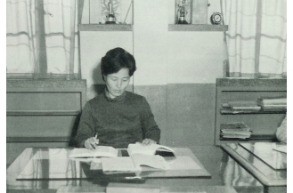 교무실에서 업무를 보고 있는 전보옥 학생과장 (1970년대 초반)