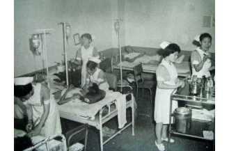 다양한 진료과에서 임상실습 교육을 받고 있는 학생들 (1970년대 중반) - 중