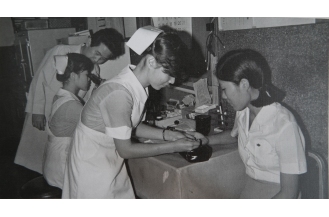 다양한 진료과에서 임상실습 교육을 받고 있는 학생들 (1970년대 중반) - 하