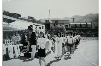 재부 간호대학 체육대회에 입장하고 있는 춘핵간호학교 선수들 (1970년대 중반)