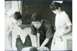 하계봉사로 찾은 무의촌에서 환자를 진료하고 있는 김조영 이사장(당시 의과대학생 1970년대 초반)