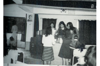 학생회장 선거 개표 과정을 지켜보는 학생들(1970년대 초반)