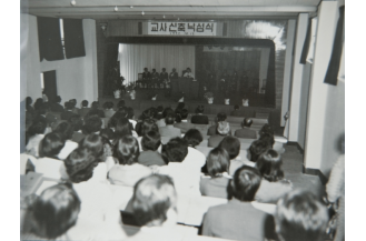 축사하고 있는 이영선 교장(1977.10.12)