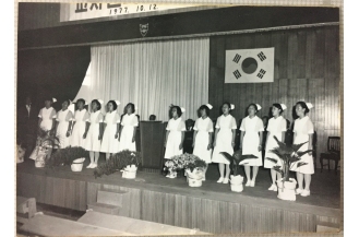 전포동 교사 신축 낙성식에서 축하 공연을 하는 간호과 학생들(1977.10.12)