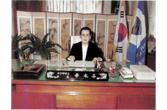 집무실의 이영선 초대 학장