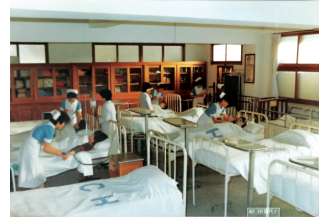 임상실습 전 교내 실습실에서 실습하고 있는 간호과 학생들(1982)