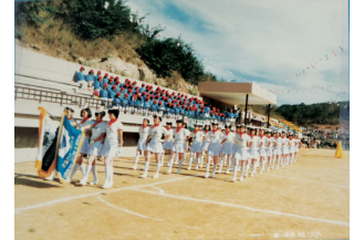 나이팅게일 체전(부산시내 4개 간호전문대학 체육대회)에 참가한 춘해 학생들(1980년대)