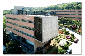 울산캠퍼스에 가장 먼저 건립된 이화관과 홍익관