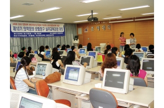 의료정보센터에서 의약정보·보험청구 실무교육을 받고 있는 교육생들(2006)
