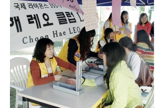 방문객들의 혈압을 체크하는 간호과 레오 동아리 학생들(2006)