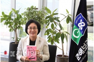 09월02일 경상일보 \'명사가 추천하는 한권의 책-아직도 가야 할 길\' 인터뷰-김희진총장2